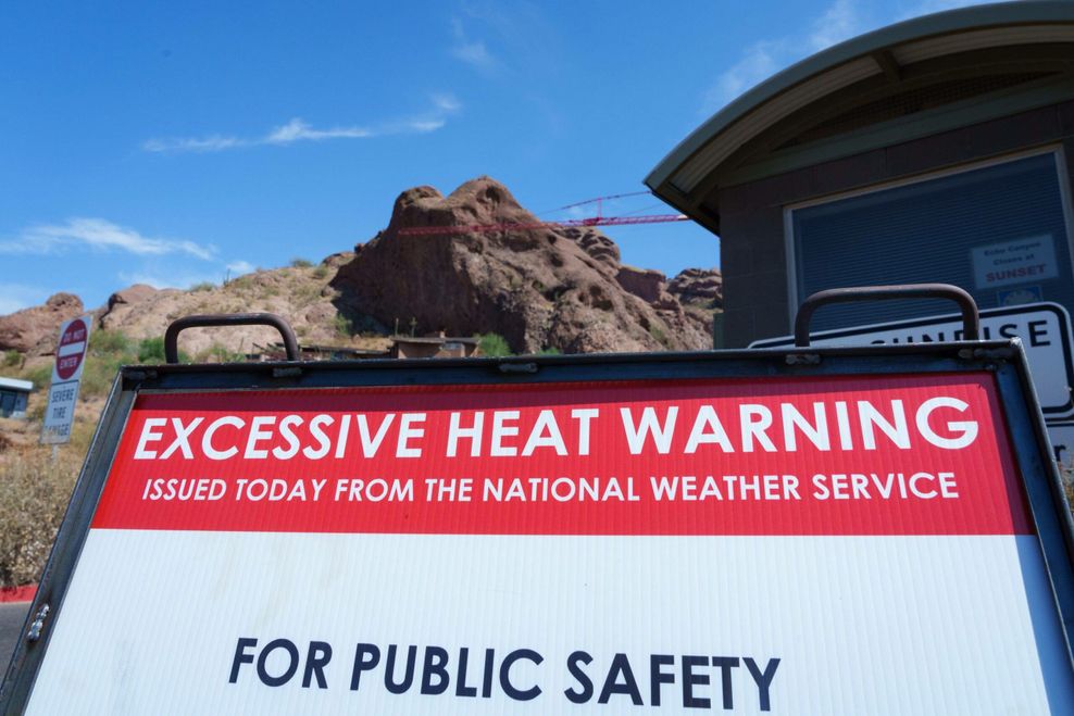 Ein Schild warnt in Phoenix, Arizona vor extremer Hitze.