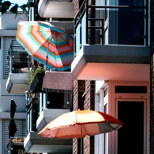 Balkons mit Sonnenschirmen