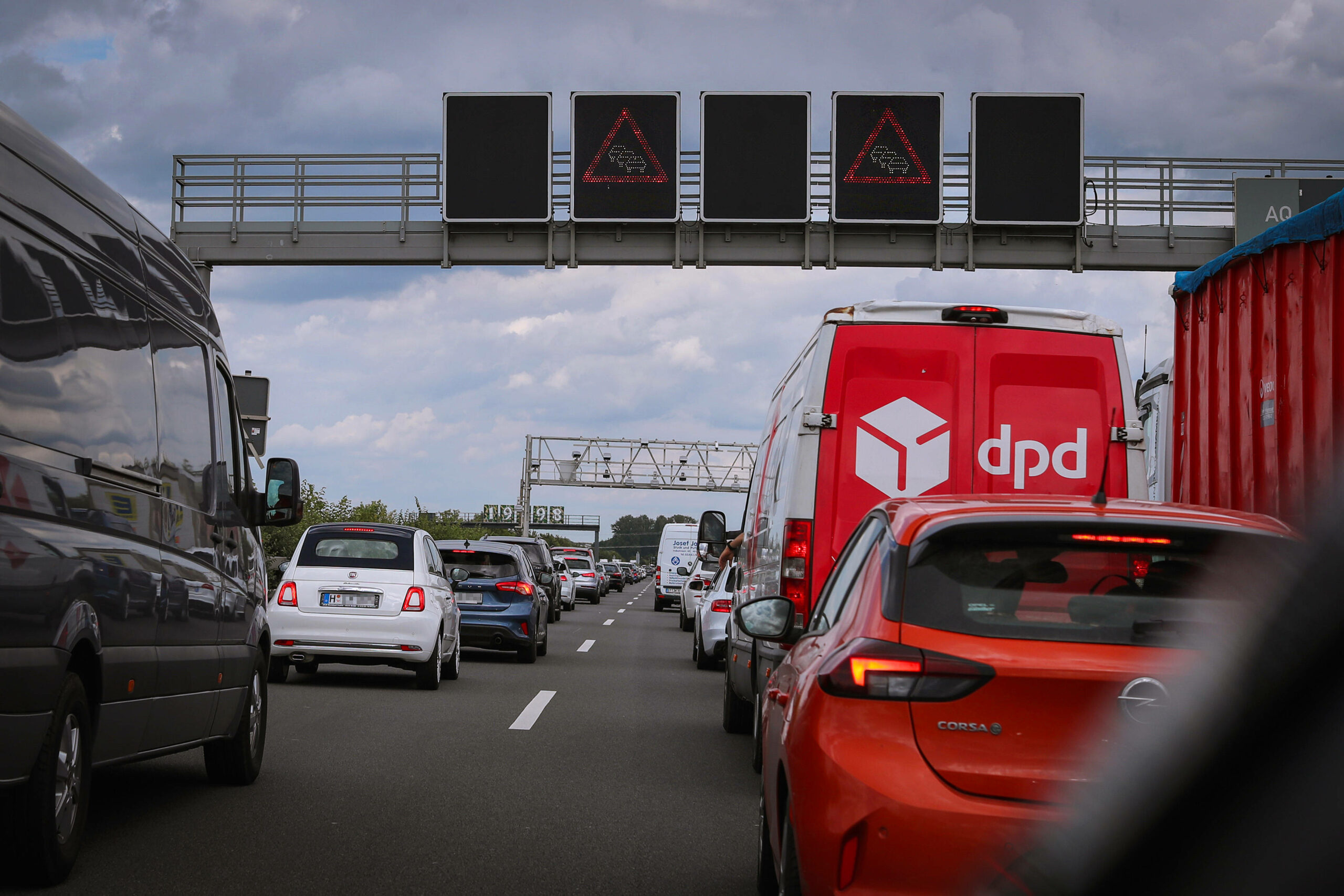 Autobahn mit vielen stehenden Autos
