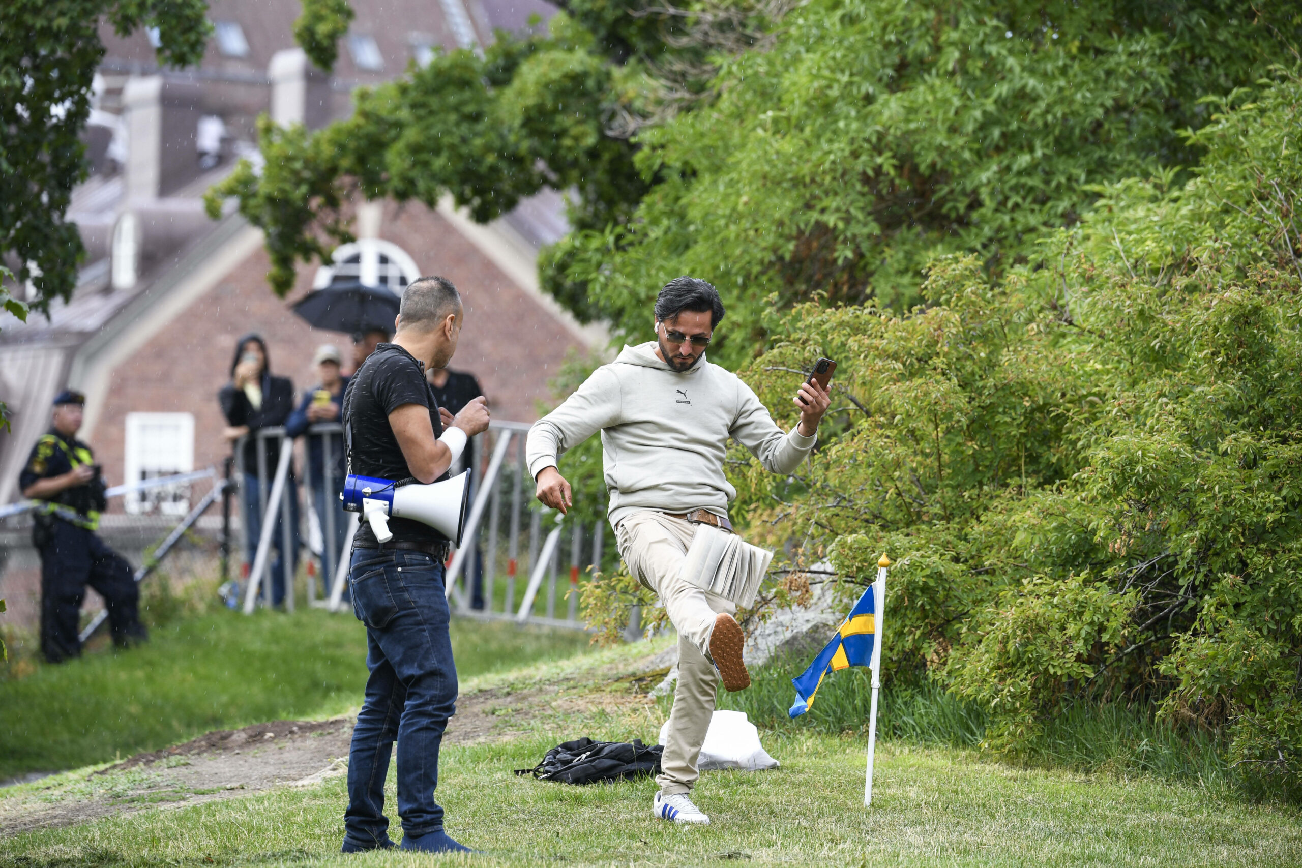 Ein Mann tritt vor der irakischen Botschaft in Stockholm gegen den Koran.