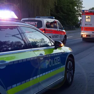 Polizei und Rettungsdienst im Einsatz (Symbolbild)