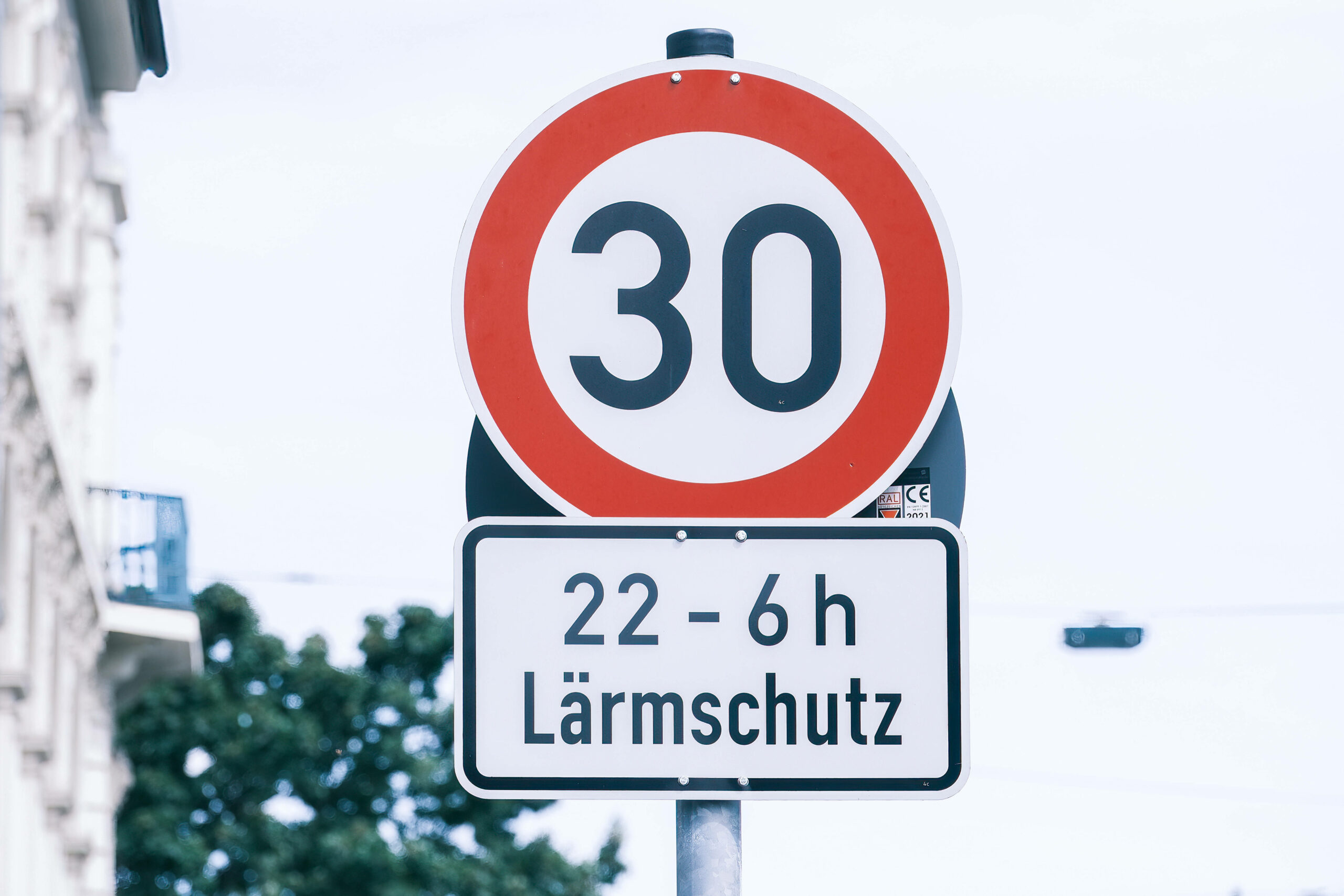 Tempo 30 Schild, darunter das Schild „22-6 Uhr Lärmschutz“.