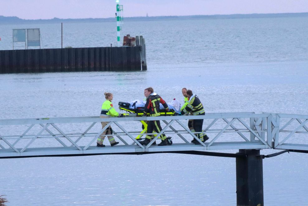 Ein Mensch kam bei dem Frachter-Brand ums Leben.