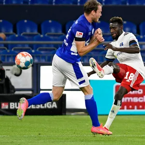 Schalkes Thomas Ouwejan und Hamburgs Bakery Jatta