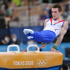 David Belyavskiy beim Barren-Turnen bei den Olympischen Spielen 2020.