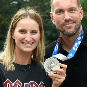 Marketa Vondrousova und ihr Trainer Jan Mertl
