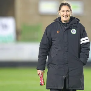 Hannah Dingley in einer Winterjacke von den Forest Green Rovers.