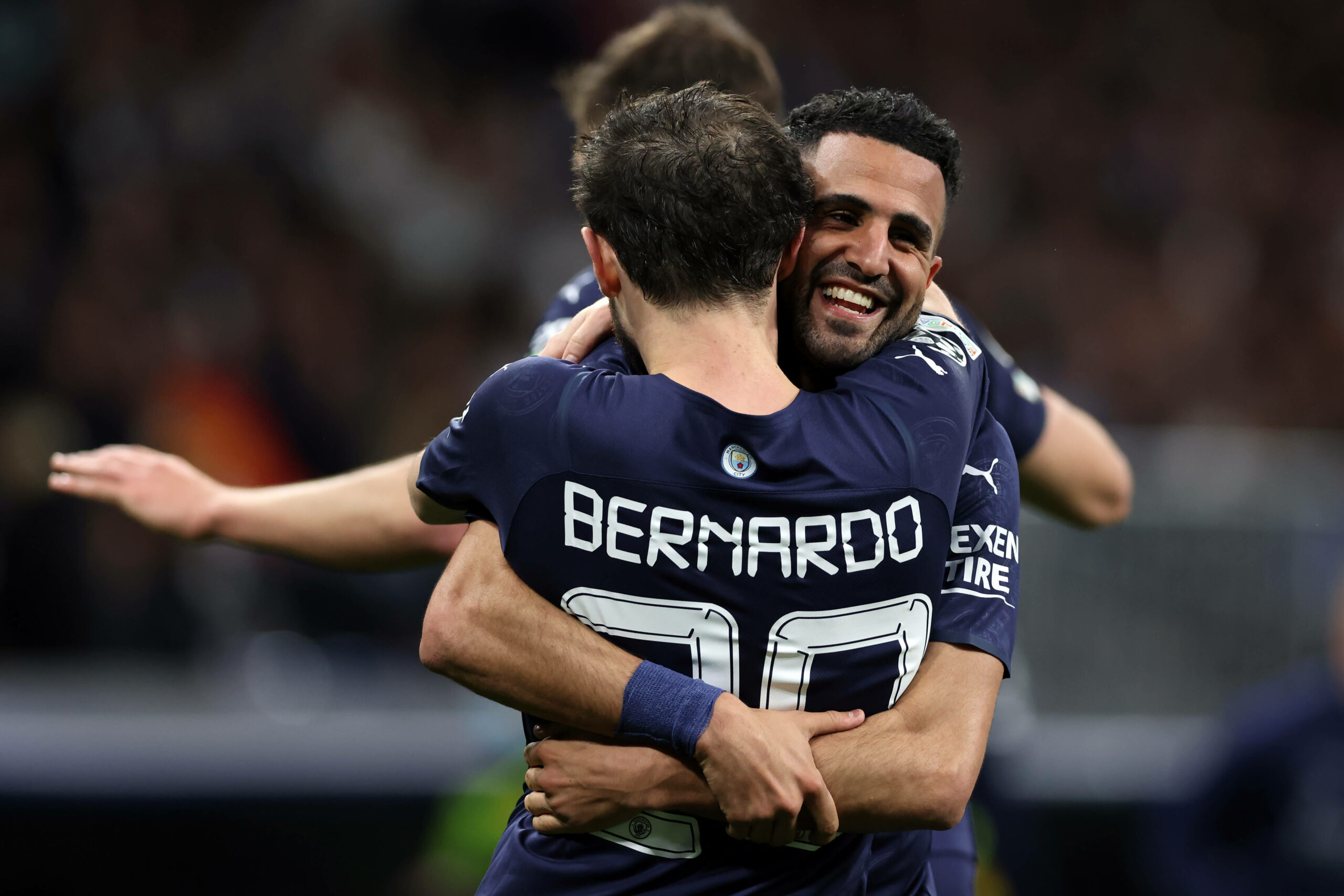 Riyad Mahrez umarmt seinen Teamkollegen Bernardo Silva.