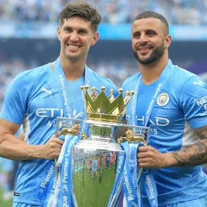 Kyle Walker und John Stones präsentieren die Premier League-Trophäe.