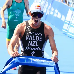 Hayden Wilde überquert die Ziellinie beim Triathlon in Hamburg 2022