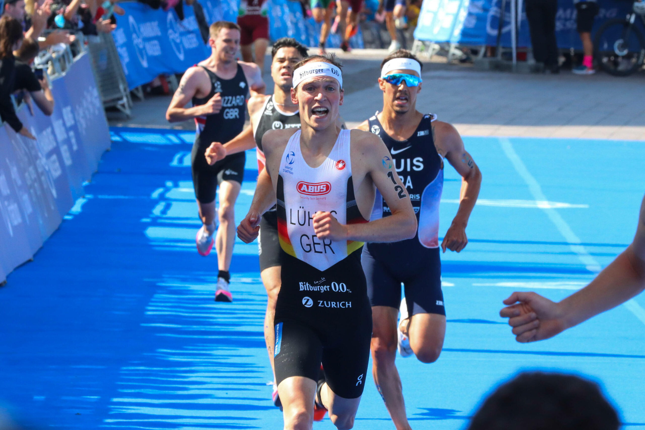 Lasse Lührs läuft beim Triathlon 2022 in Hamburg.