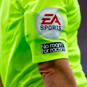 Logo von EA Sports auf der Schulter eines Schiedsrichters
