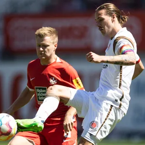 Kapitän Jackson Irvine am Ball im Spiel gegen Kaiserslautern.