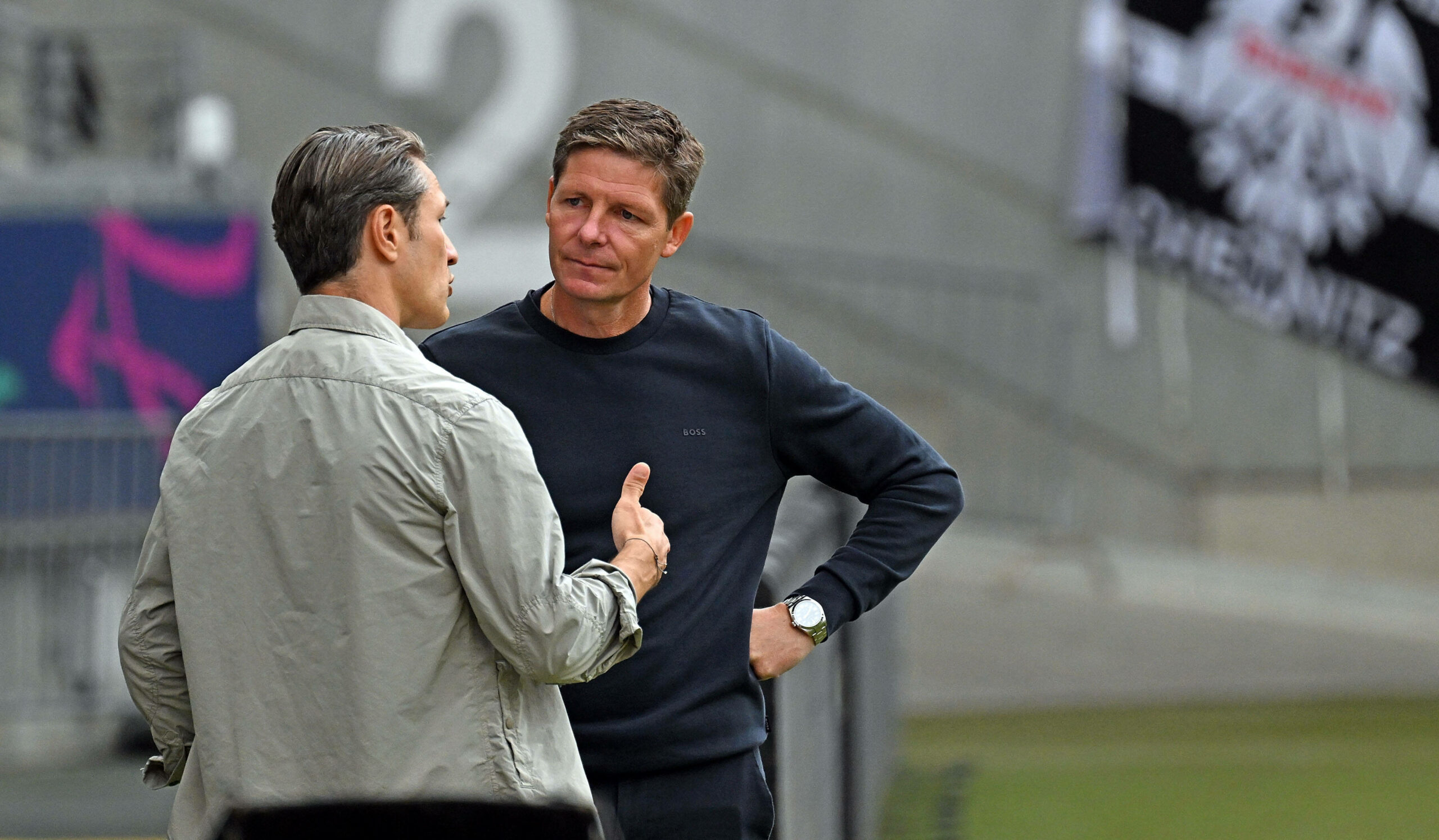 Wolfsburg Trainer Niko Kovacs und der ehemalige Frankfurt-Trainer Oliver Glasner diskutieren am Seitenrand.