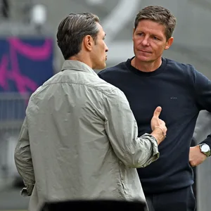 Wolfsburg Trainer Niko Kovacs und der ehemalige Frankfurt-Trainer Oliver Glasner diskutieren am Seitenrand.