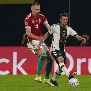 Attila Szalai und Jonas Hofmann im Zweikampf bei der UEFA Nations League