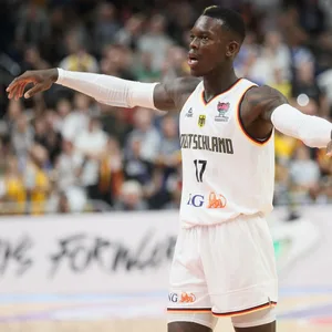 Basketballspieler Dennis Schröder im Trikot der deutschen Nationalmannschaft