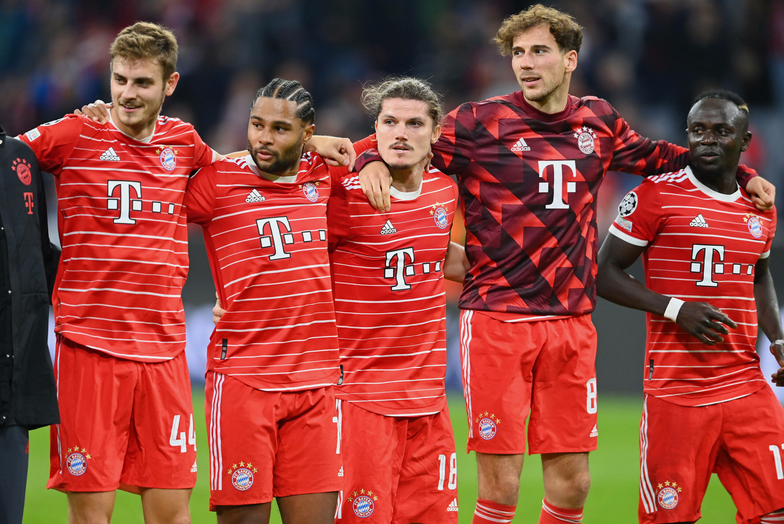 Bayern-Stars jubeln nach einem Sieg vor den eigenen Fans.