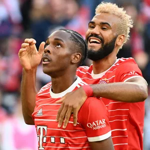Mathys Tel und Choupo-Moting bejubeln einen Treffer.
