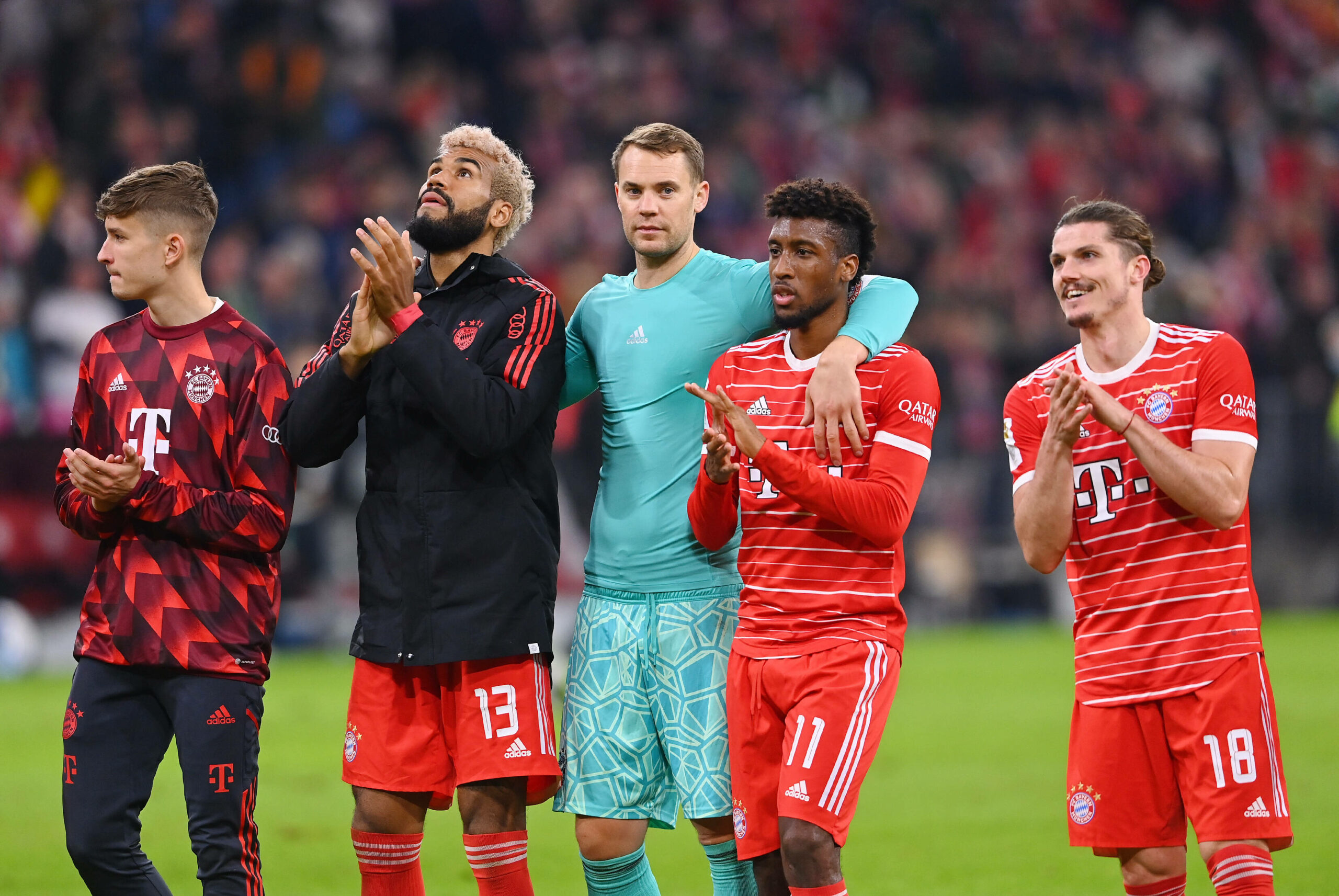 Marcel Sabitzer feiert einen Bayern-Sieg mit Kingsley Coman, Manuel Neuer und Eric Maxim Choupo-Moting vor den Fans.