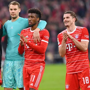 Marcel Sabitzer feiert einen Bayern-Sieg mit Kingsley Coman, Manuel Neuer und Eric Maxim Choupo-Moting vor den Fans.