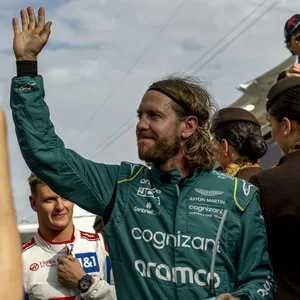 Sebastian Vettel vom Aston-Martin-Team winkt Fans
