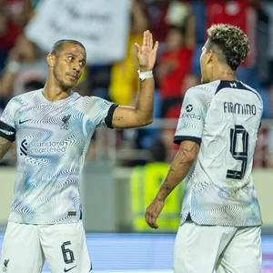 Roberto Firmino und Thiago Alcantara vom FC Liverpool klatschen sich ab.