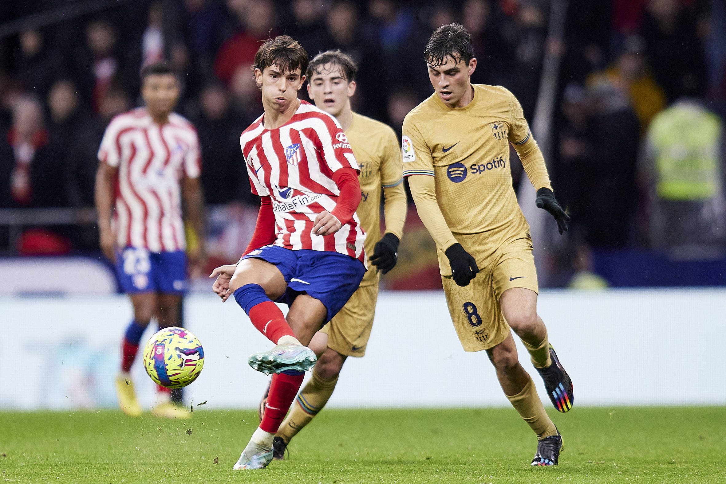 Joao Felix im Zweikampf im Pedri beim Spiel von Atletico Madrid gegen FC Barcelona.