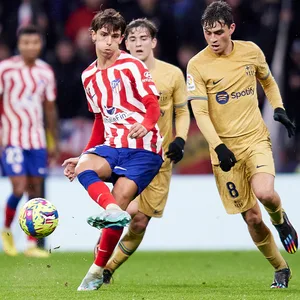 Joao Felix im Zweikampf im Pedri beim Spiel von Atletico Madrid gegen FC Barcelona.