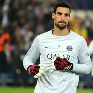 PSG-Torwart Rico beim Aufwärmen vor dem Spiel gegen Bayern