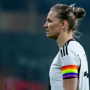 Alexandra Popp mit der Regenbogenbinde am Arm bei den Testspielen der deutschen Frauen-Nationalmannschaft.