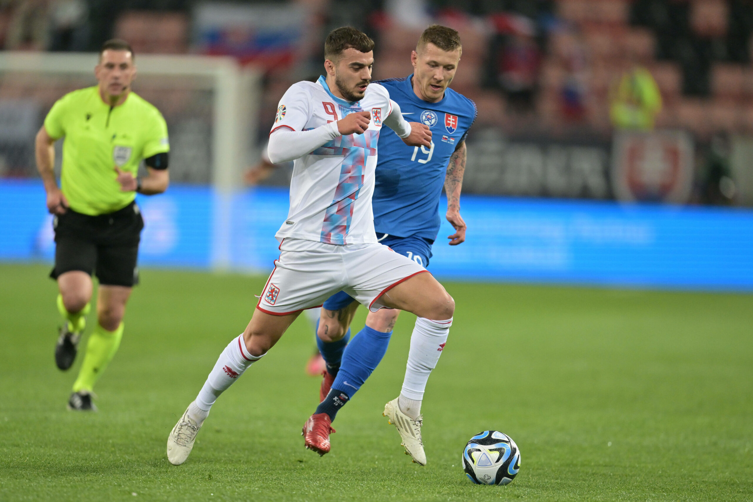 Daniel Sinani im Laufduell mit Juraj Kucka