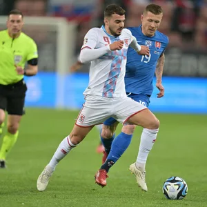 Daniel Sinani im Laufduell mit Juraj Kucka