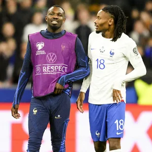 Khéphren Thuram zusammen mit seinem Bruder Marcus Thuram bei der französischen Nationalmannschaft