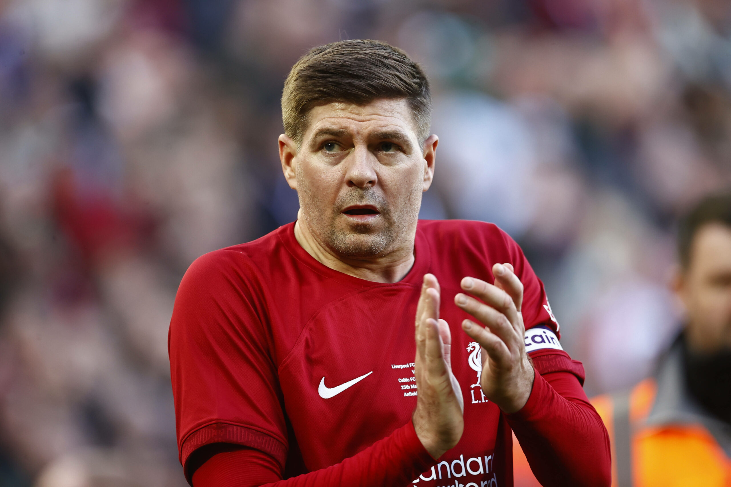 Vereinsikone Steven Gerrard applaudiert den Liverpool-Fans nach einem Benefizspiel im März 2023.