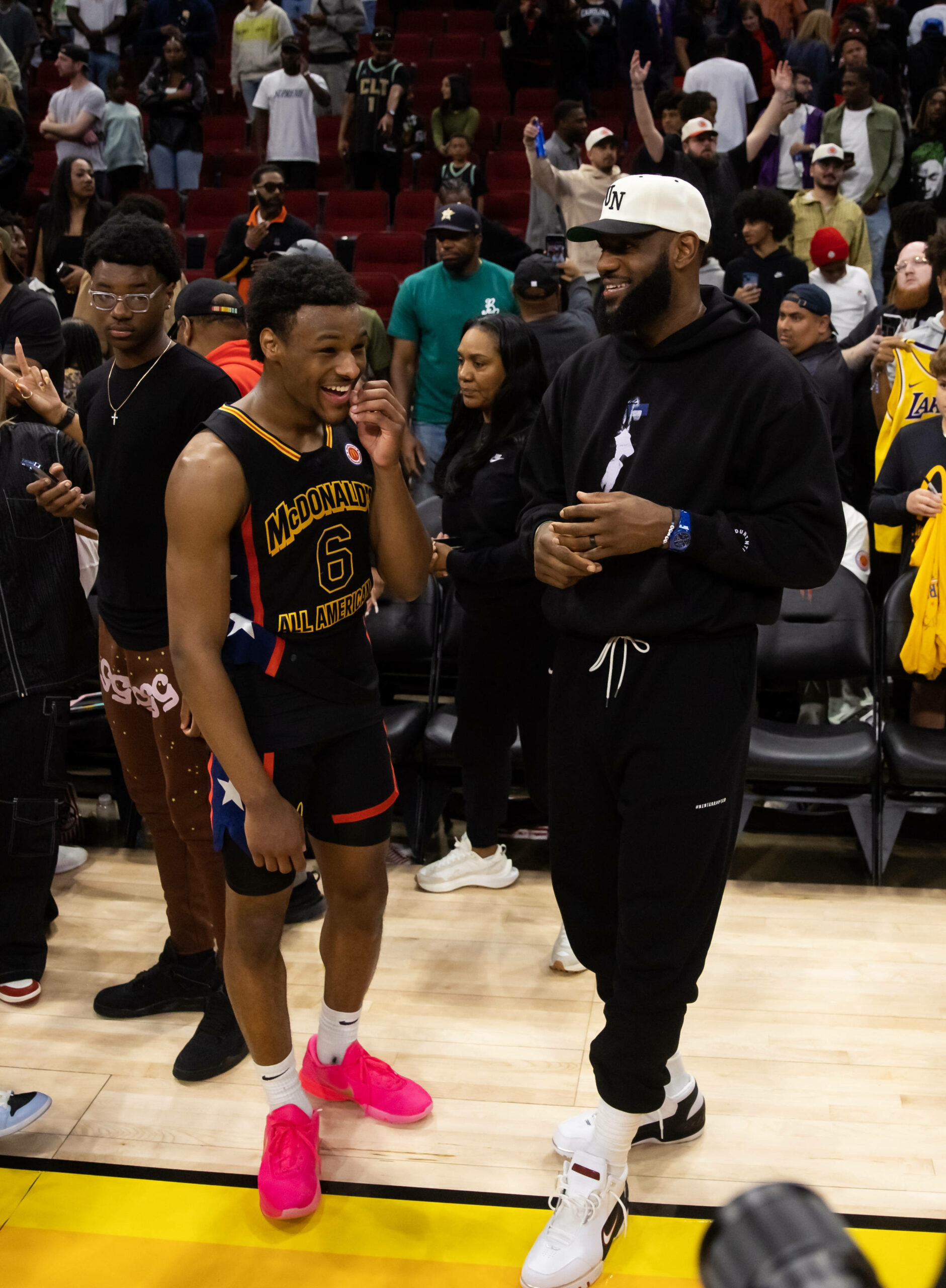 Bronny James mit Vater LeBron James beim Basketball