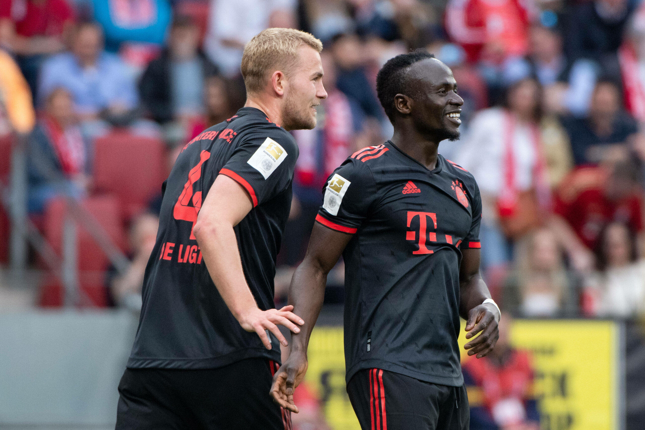 Sadio Mane und Matthijs de Ligt bejubeln einen Treffer der Bayern.