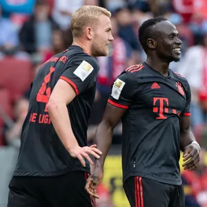 Sadio Mane und Matthijs de Ligt bejubeln einen Treffer der Bayern.