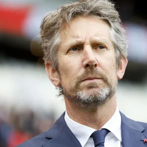 Edwin van der Sar im Anzug auf der Tribüne
