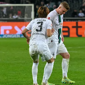 Nico Elvedi hilft seinen Teamkollegen Itakura.