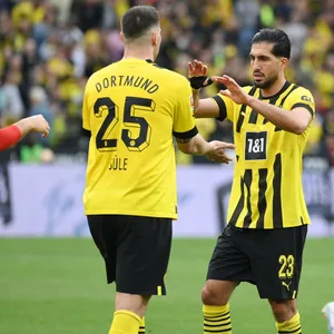 Emre Can und Niklas Süle klatschen sich ab.
