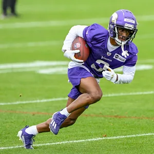 Jordan Addison läuft mit dem Football unter dem rechten Arm.