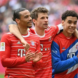 Thomas Müller umarmt Leroy Sane und Jamal Musiala.