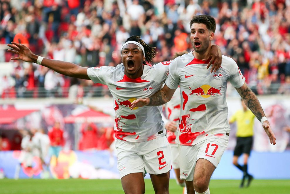 Mohamed Simankan und Dominik Szoboszlai bejubeln Tor für RB Leipzig