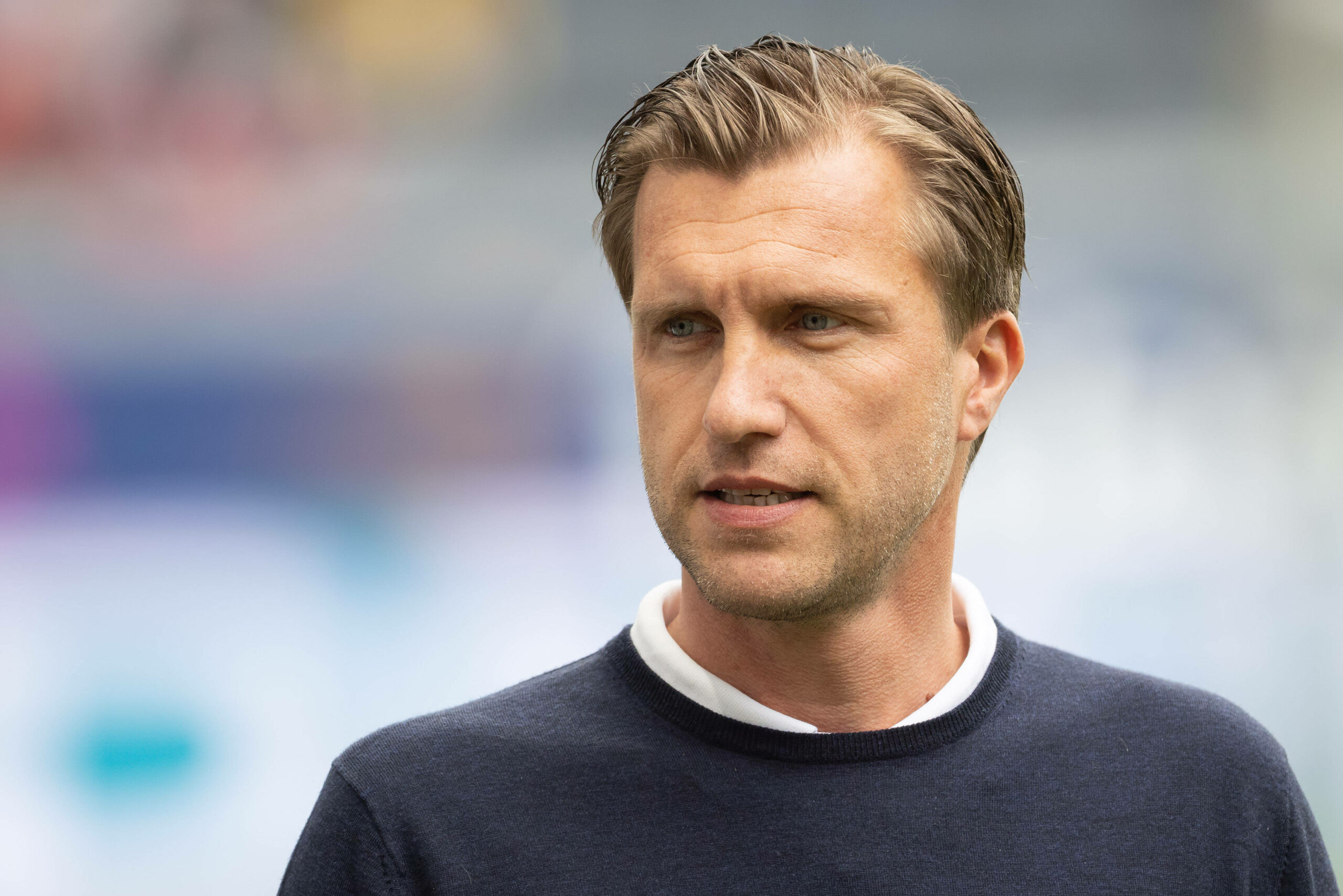 Markus Krösche blickt sich vor dem Bundesligaspiel von Eintracht Frankfurt um.