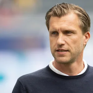 Markus Krösche blickt sich vor dem Bundesligaspiel von Eintracht Frankfurt um.