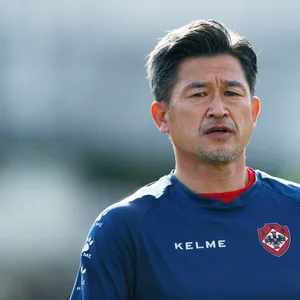 Kazuyoshi Miura beim Aufwärmen für seinen Verein Oliveirense.