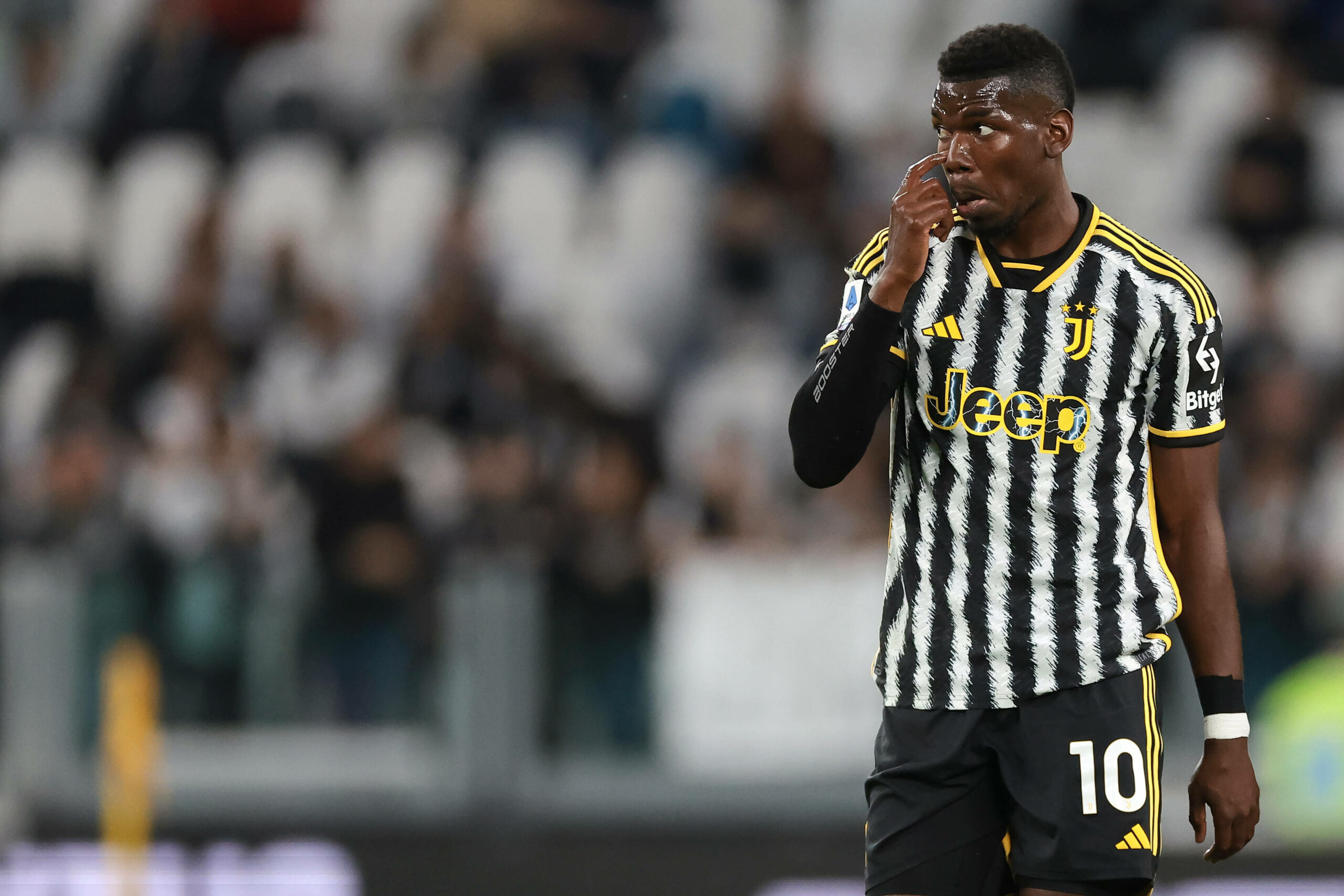 Juve-Profi Pogba kratzt sich während eines Serie-A-Spiels