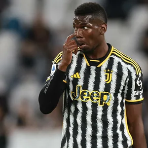 Juve-Profi Pogba kratzt sich während eines Serie-A-Spiels