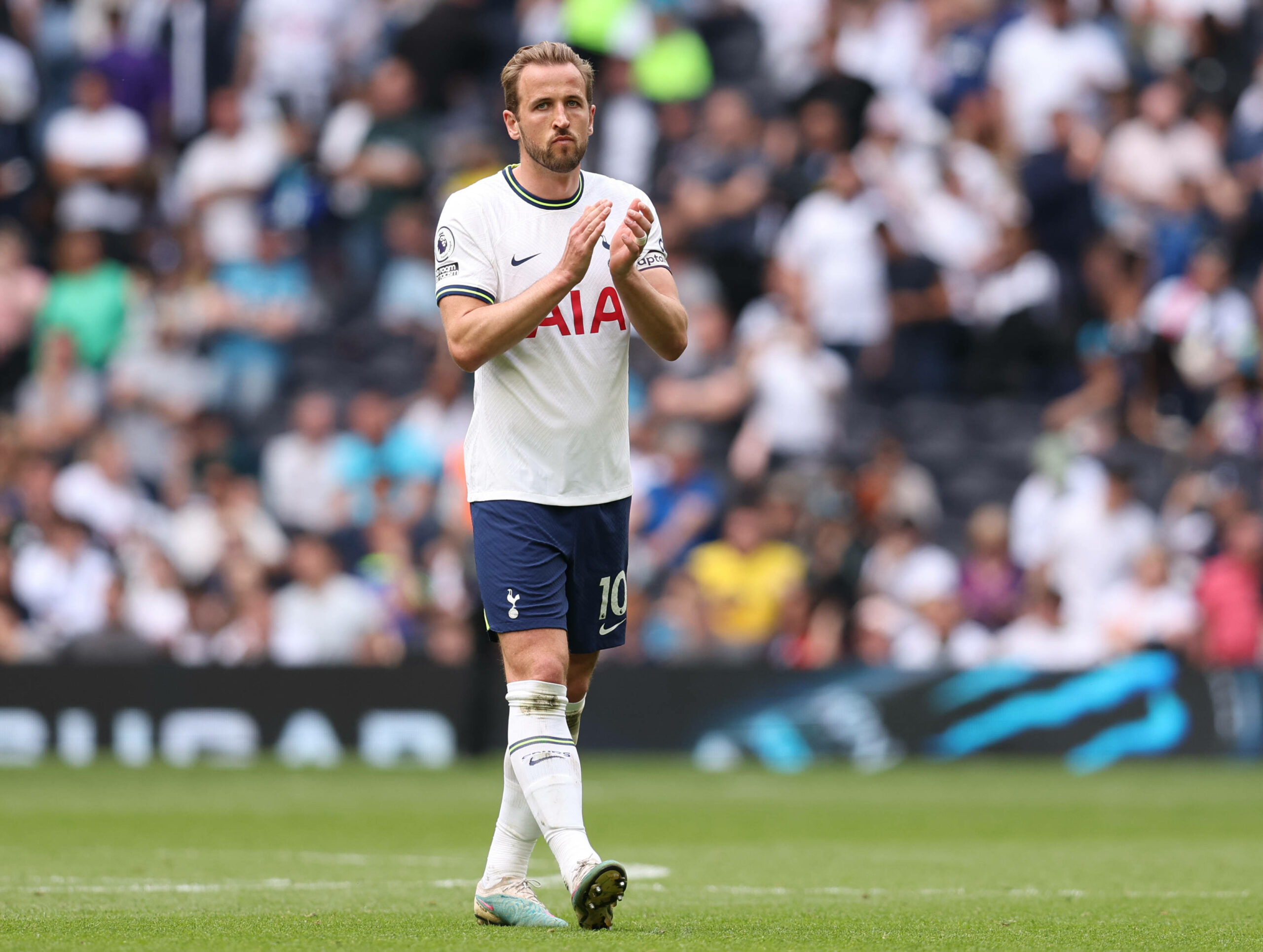 Tottenham-Stürmer Kane klatscht nach Spiel in Richtung Fans